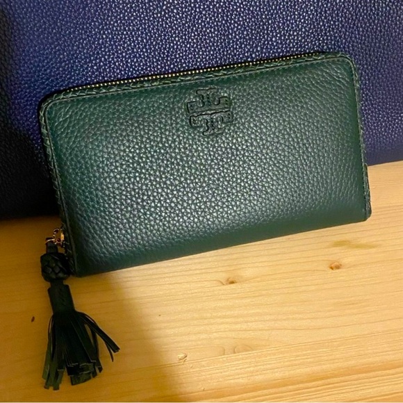 Tory Burch Handbags - TORY BURCH TAYLOR ZIP WALLET GREEN